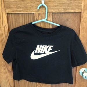 Cropped Nike Tee